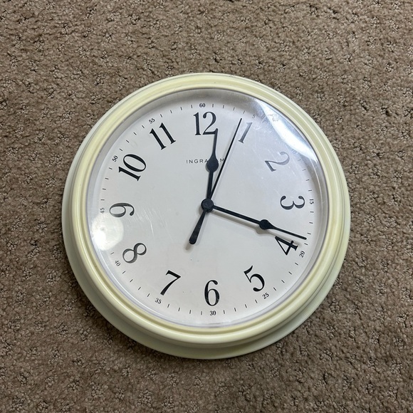 Ingraham Quartz Round Wall Clock-Ivory-Battery Operated - Picture 1 of 3
